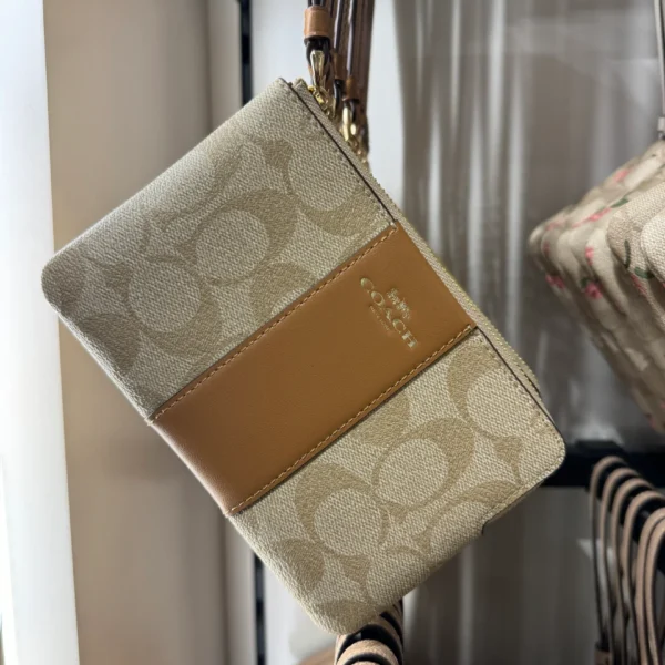 Corner Zip Small Wristlet In Signature Canvas 58035